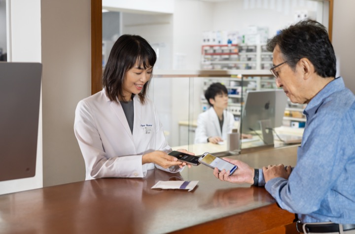 薬局でiPhoneを使い患者さんとの接点を支援する薬剤師