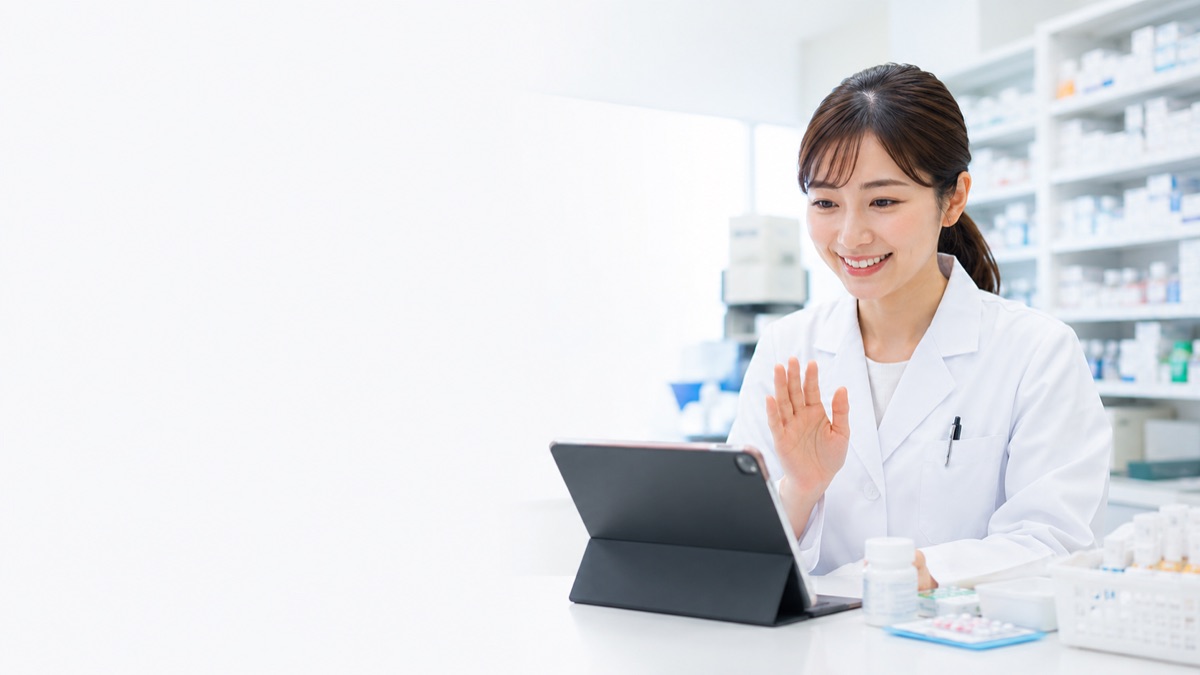 薬局でタブレットを使い患者対応を行う薬剤師のイメージ