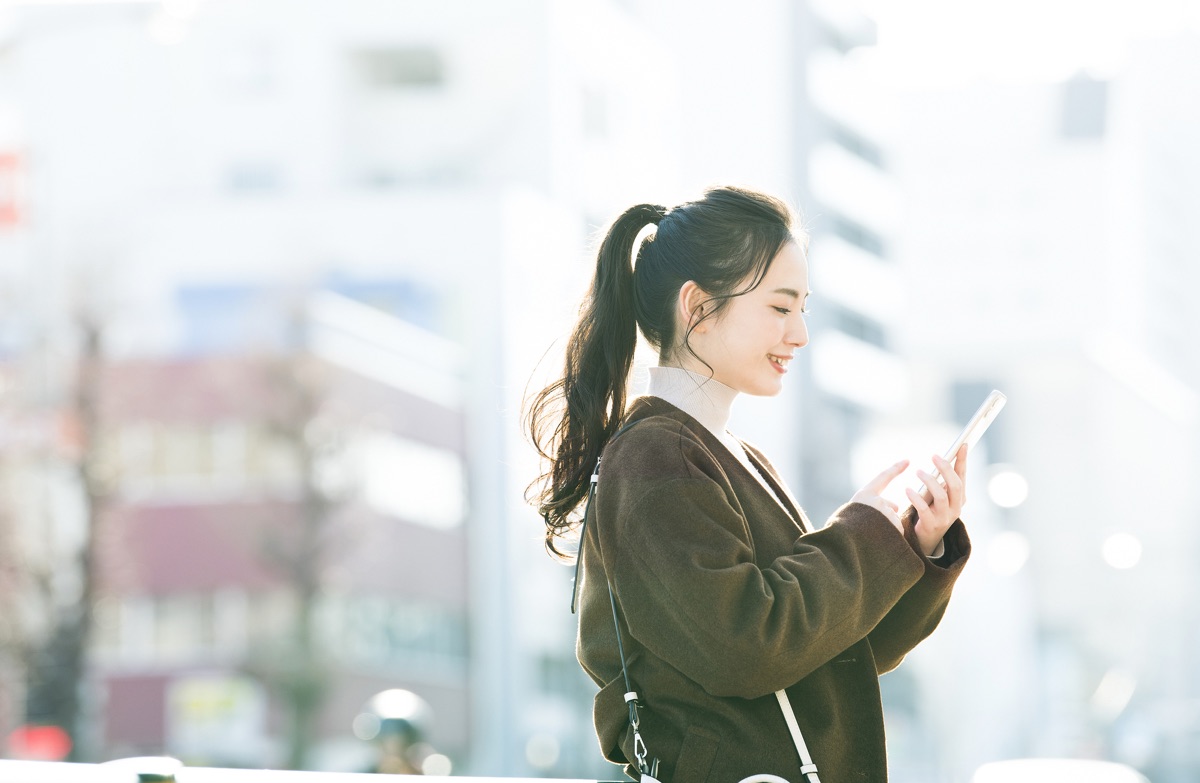 スマートフォンで薬局からの連絡を確認する利用者イメージ